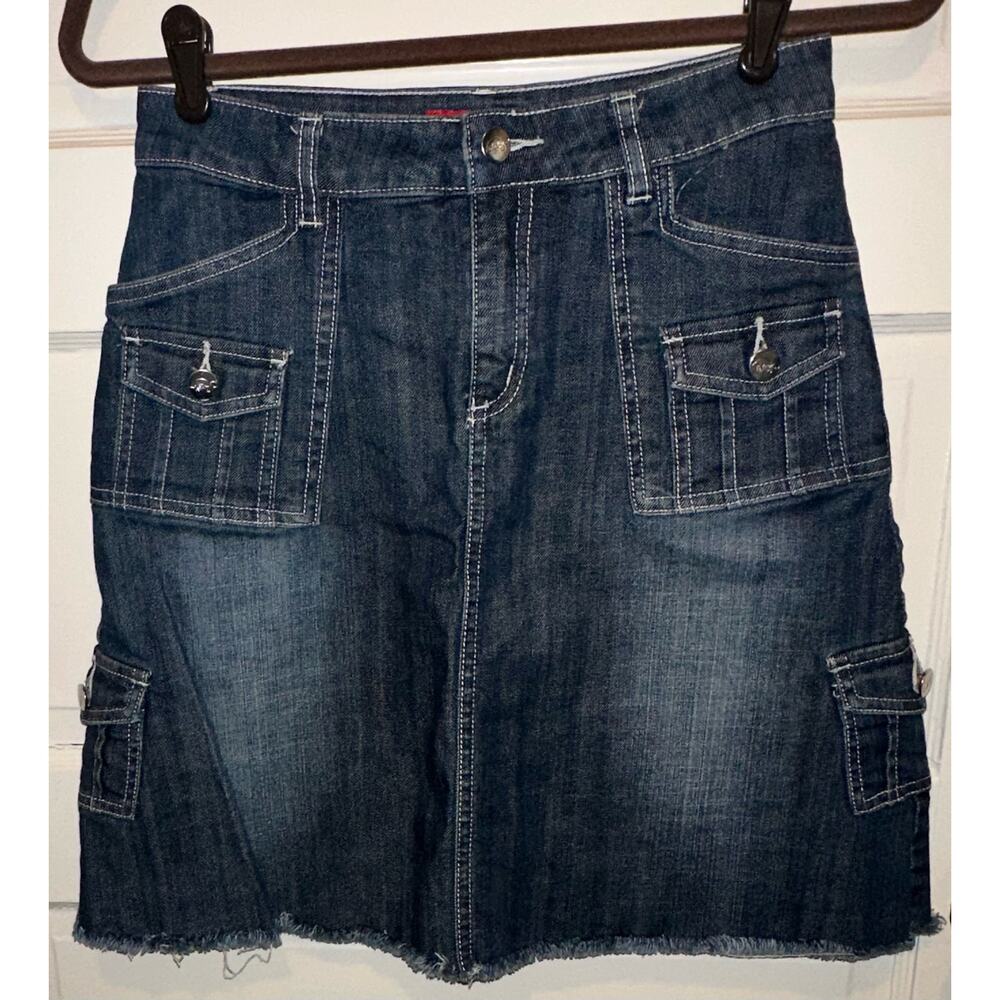 Style J Denim‎ Jean Skirt Side Pockets Frayed Hem Size 8 (measured 26”)